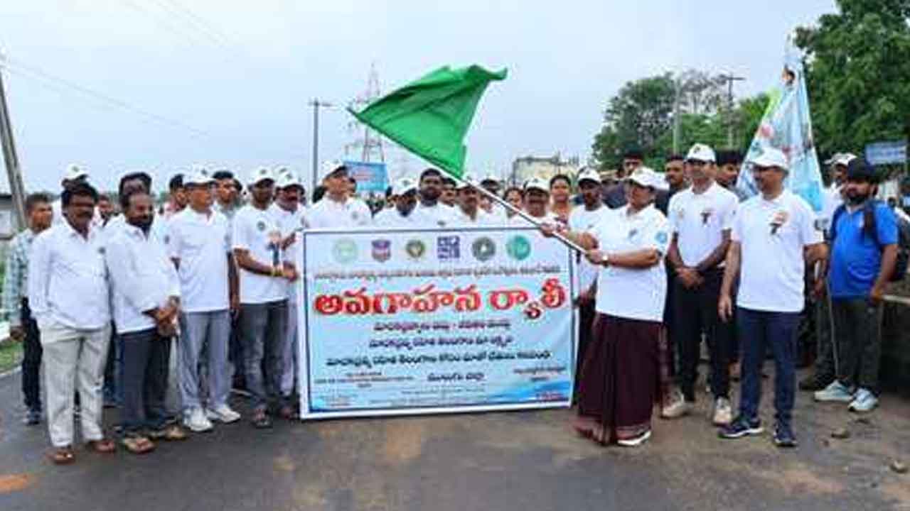 Minister Seethakka | మాదకద్రవ్యాల వ్యతిరేక ర్యాలీని ప్రారంభించిన మంత్రి సీతక్క