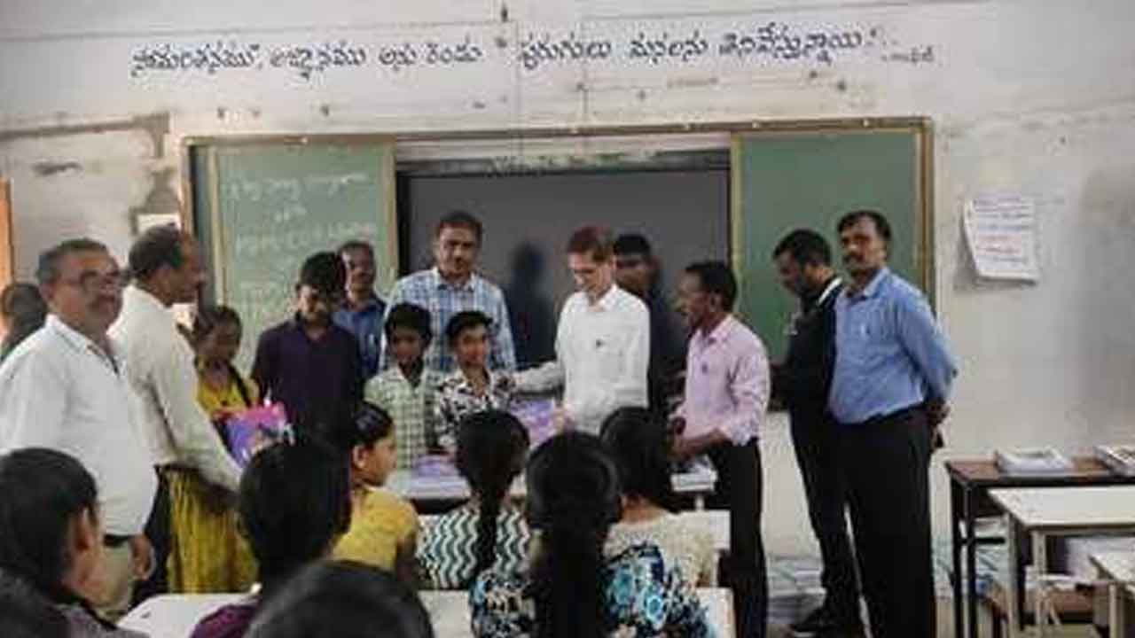 Tahsildar Rama Rao | విద్యార్థులు చదువుల్లో రాణించాలి : తహసీల్దార్ రామారావు