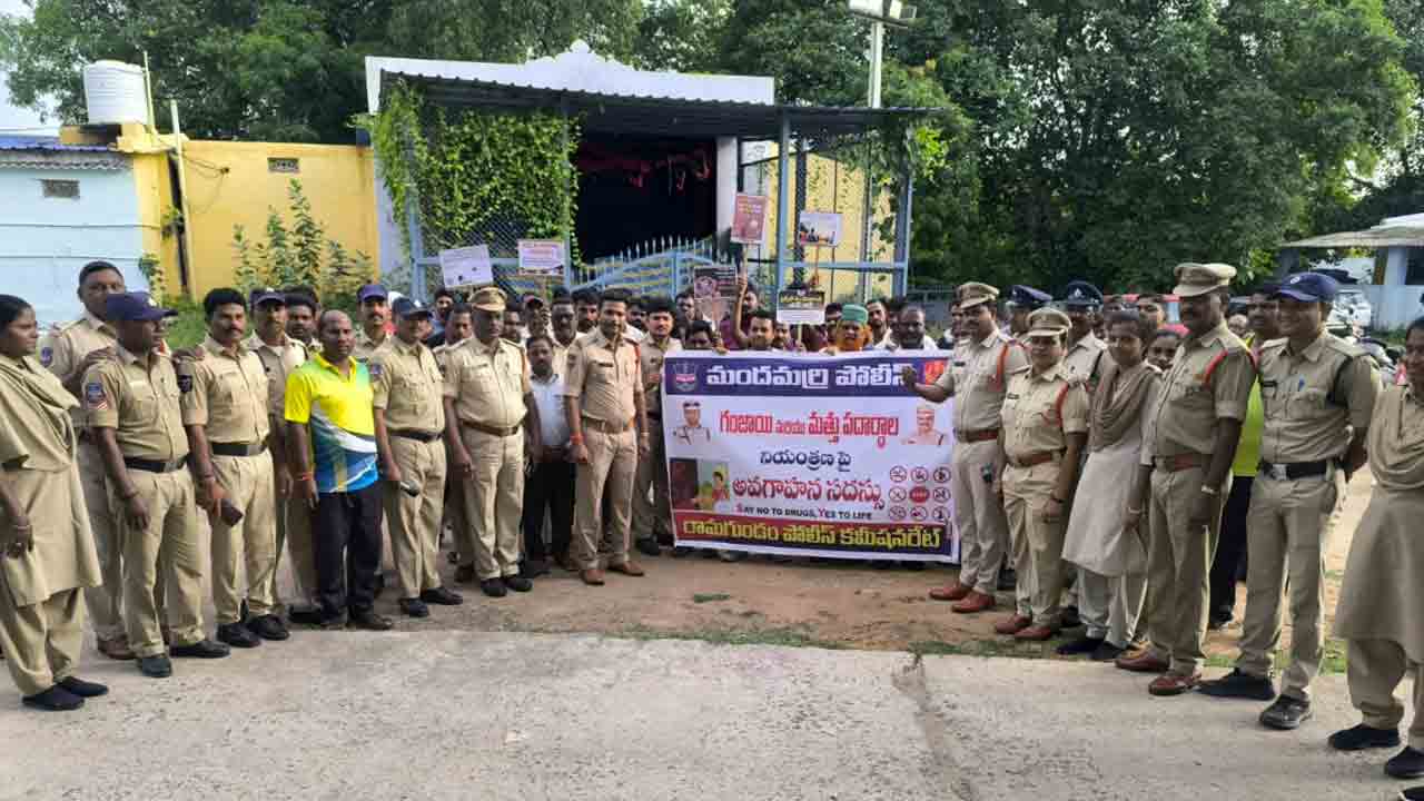 Mandamarri | ప్రజల భద్రతే లక్ష్యం.. నేరాల నియంత్రణే ధ్యేయం.. మందమర్రిలో పోలీసుల కమ్యూనిటీ కాంటాక్ట్ ప్రోగ్రాం