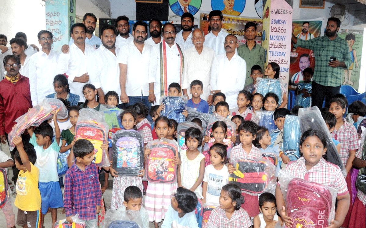 Kodada : ‘పేద విద్యార్థులకు పుస్తకాలు, బ్యాగులు పంపిణీ హర్షణీయం’