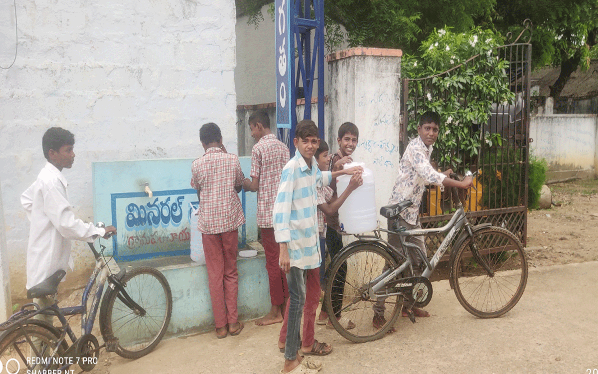 Ramavaram : బడి పిల్లలతో నీళ్ల మోత‌