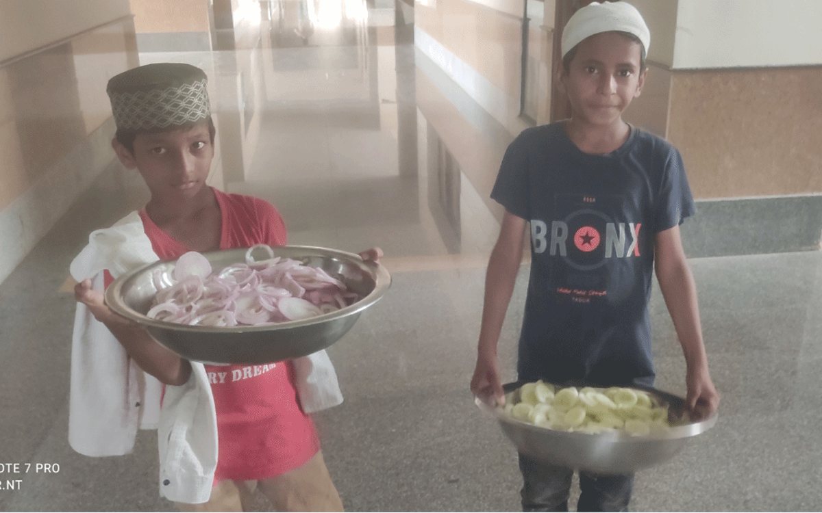 Ramavaram : క్యాటరింగ్ పనుల్లో బాల్యం