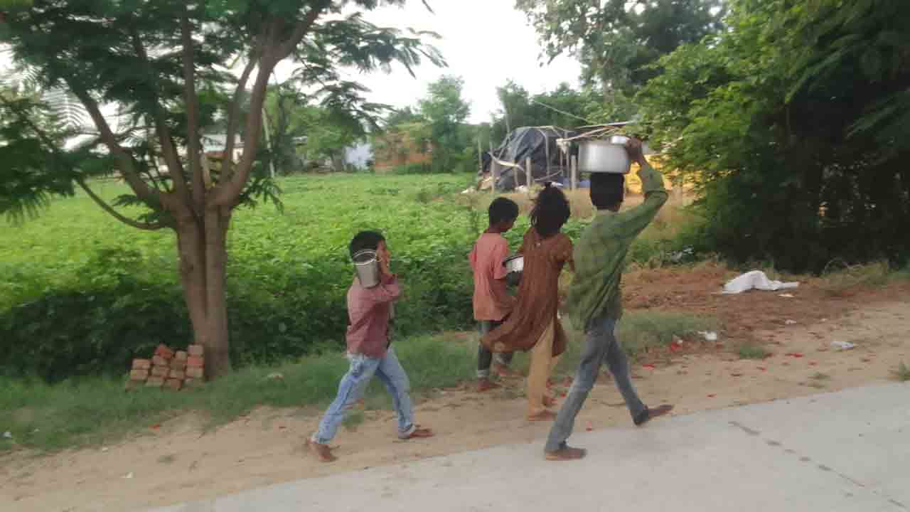 Ramayampet | బడి బయటే బాల్యం.. కూలీలుగా మారుతున్న చిన్నారులు