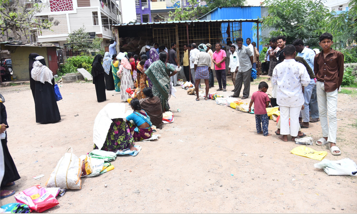 సన్నబియ్యానికి సర్వర్‌ కష్టాలు..రేషన్‌ షాపుల ముందు జనం బారులు!.. ఫొటో గ్యాలరి