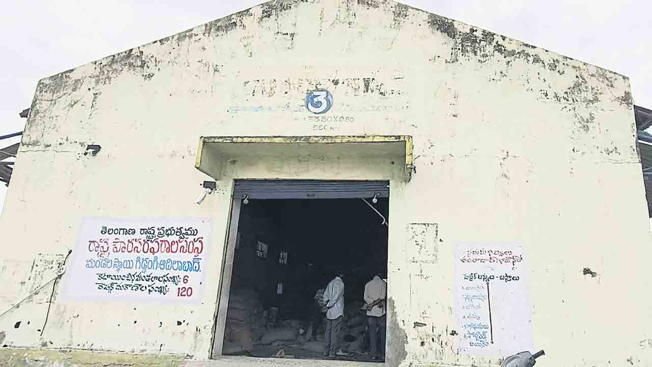 బియ్యం రాలే.. దుకాణం తెరవలే!