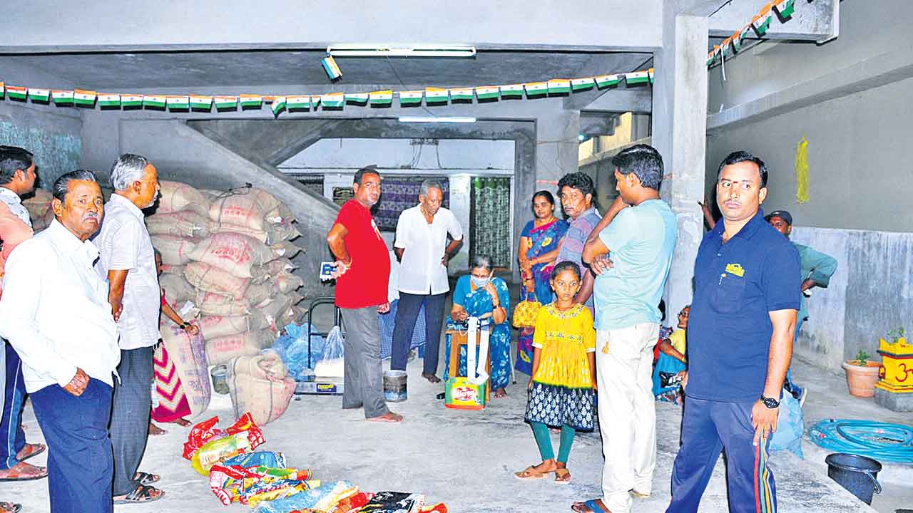 మూడు నెలల బియ్యం.. ఆరుసార్లు తూకం