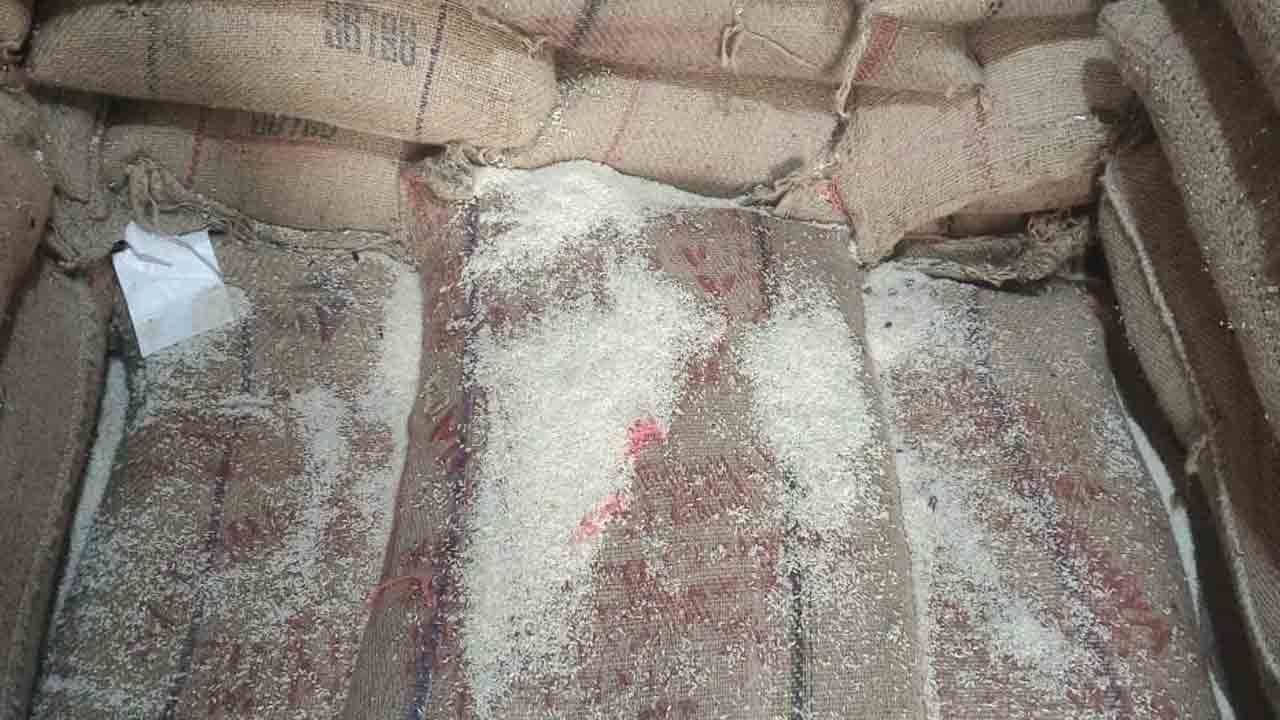 దొడ్డుబియ్యం ముక్కిపోతున్నయ్..