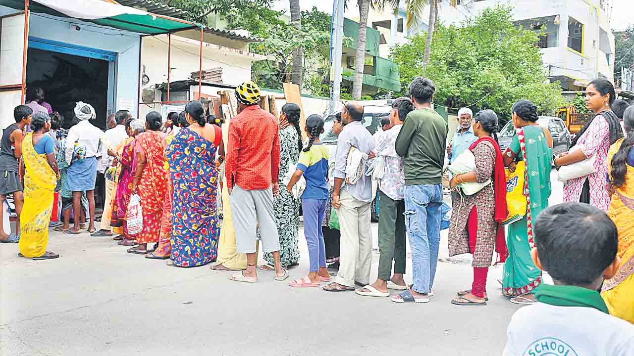 రేషన్ కోసం.. గంటల కొద్దీ క్యూలు