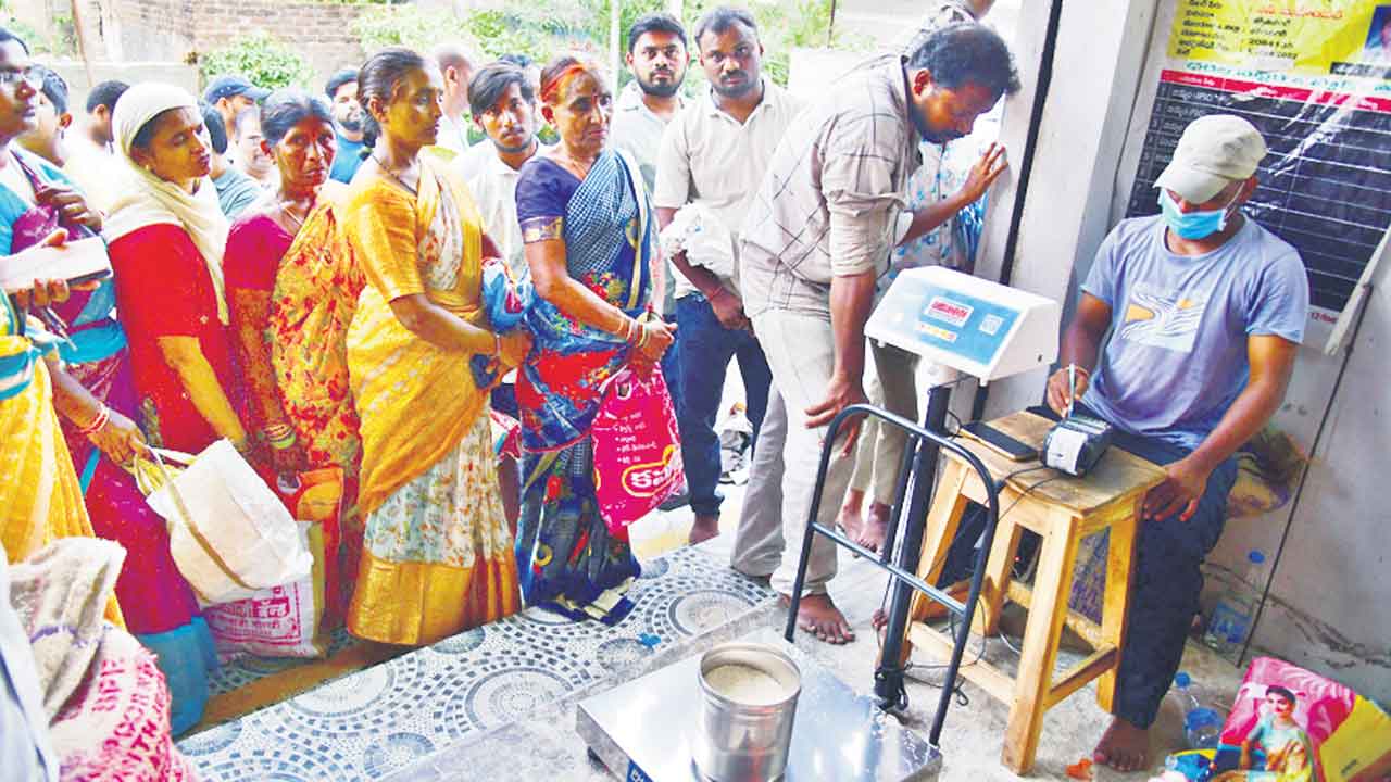 కొత్త కార్డు వచ్చినా.. రేషన్‌ రాకపాయే!