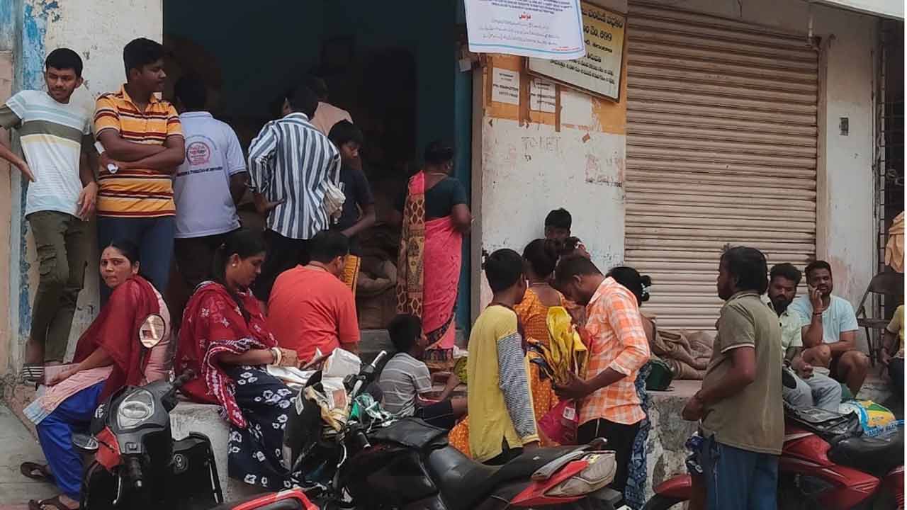 Ration Rice | డీల‌ర్ల‌కు త‌ల‌నొప్పిగా మారిన మూడు నెల‌ల రేష‌న్ బియ్యం పంపిణీ..!