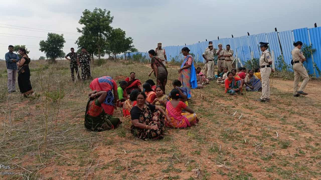 Raviryal | రావిర్యాల భూములపై ప్రభుత్వం కన్ను.. స్వాధీనానికి యత్నం.. అడ్డుకుని ఆందోళనకు దిగిన రైతులు