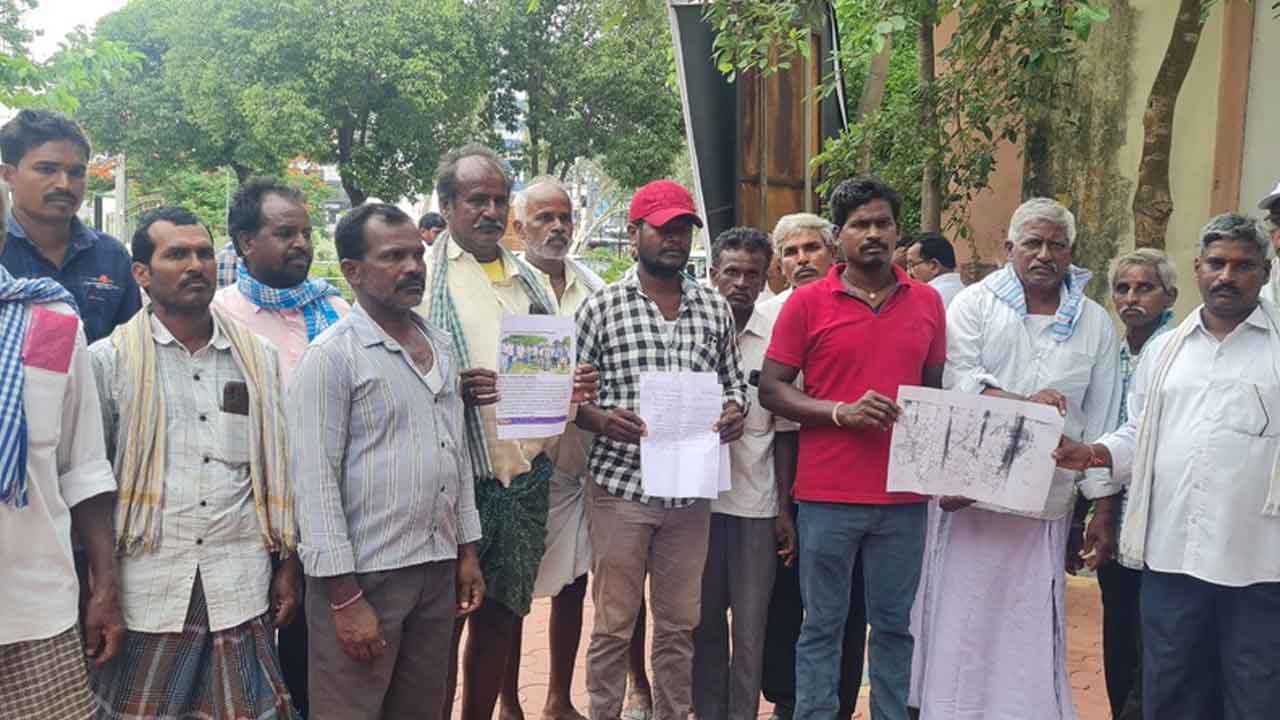 Rayaparthi | వ్యవసాయ భూములకు వెళ్లే బాట కబ్జా.. కలెక్టరేట్ ఎదుట రైతుల నిరసన