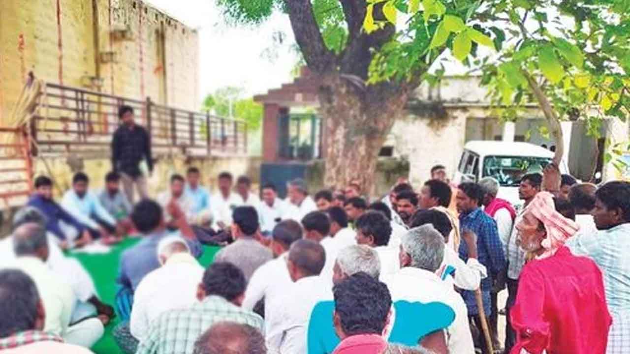 భూసేకరణ నోటిఫికేషన్ రద్దు చేయాలి.. ఆర్డీవోకు మొండిగౌరెల్లి రైతుల వినతి