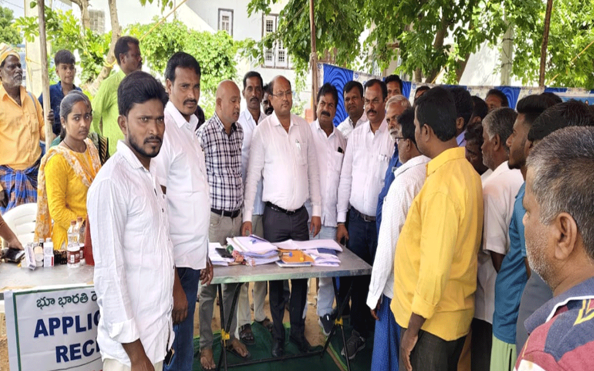 Bhoodan Pochampally : భూ భార‌తితో భూ సమస్యలకు శాశ్వత పరిష్కారం : చౌటుప్పల్ ఆర్డీఓ శేఖర్‌ రెడ్డి