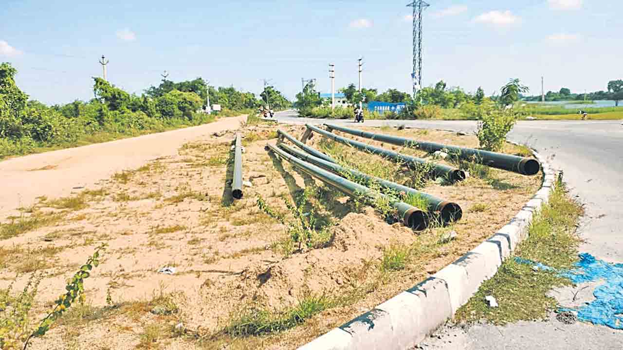 రింగ్‌రోడ్డుపై నీలినీడలు