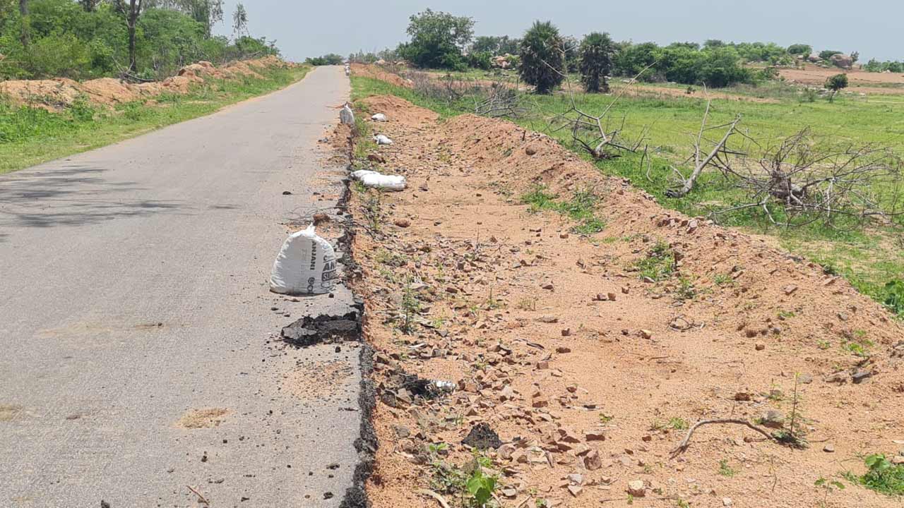 ప్రమాదపుటంచున ప్రయాణం.. ఆందోళనలో వాహనదారులు