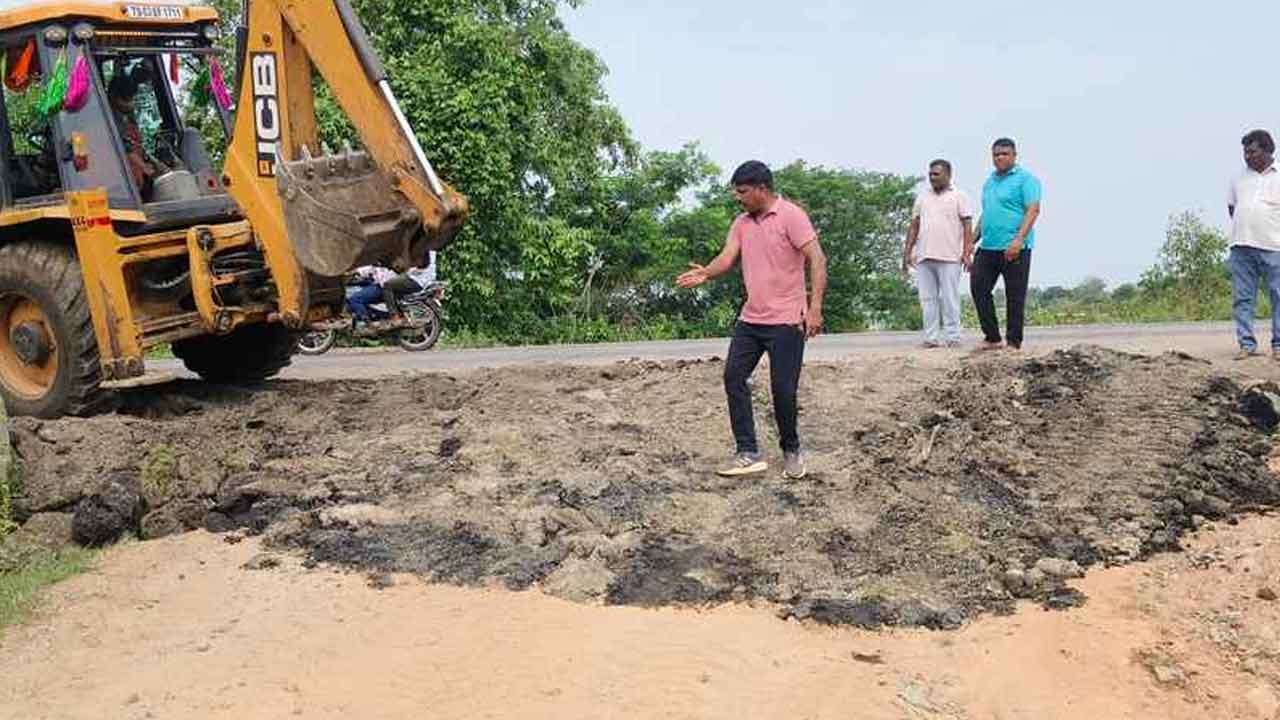 Eturunagaram | రోడ్డుకు మరమ్మతులు చేసిన పోలీసులు..కృతజ్ఞతలు తెలిపిన గ్రామస్తులు