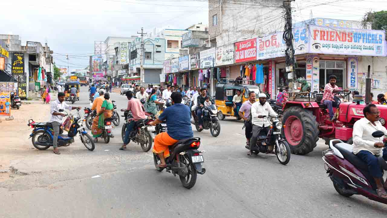 అర్ధాంతరంగా.. వనపర్తిలో నిలిచిపోయిన రోడ్ల విస్తరణ