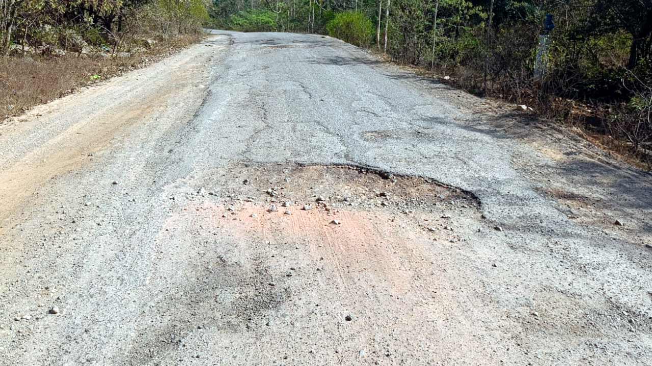 అధ్వాన్నంగా మారిన ఆగపల్లి, జాపాల రోడ్డు.. గుంతలమయం కావడంతో ప్రయాణికులకు తప్పని ఇక్కట్లు