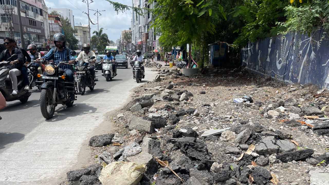 Banjarahills | వర్షాకాలంలో రోడ్ల తవ్వకాలపై నిషేదానికి తూట్లు.. కమిషనర్‌ ఆదేశాలను తుంగలో తొక్కి పనులు