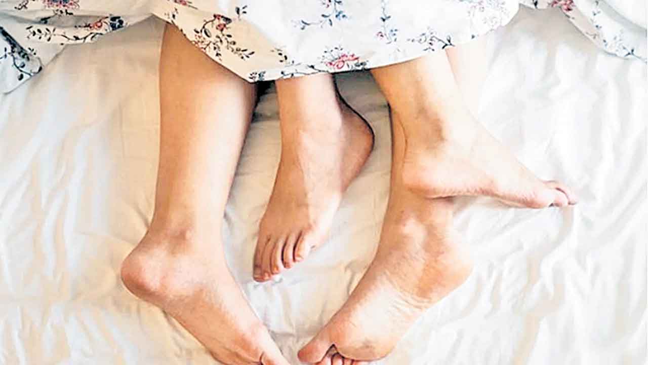 లైవ్‌లో కామకేళి!.. ఆన్‌లైన్‌లో దంపతుల గలీజు దందా