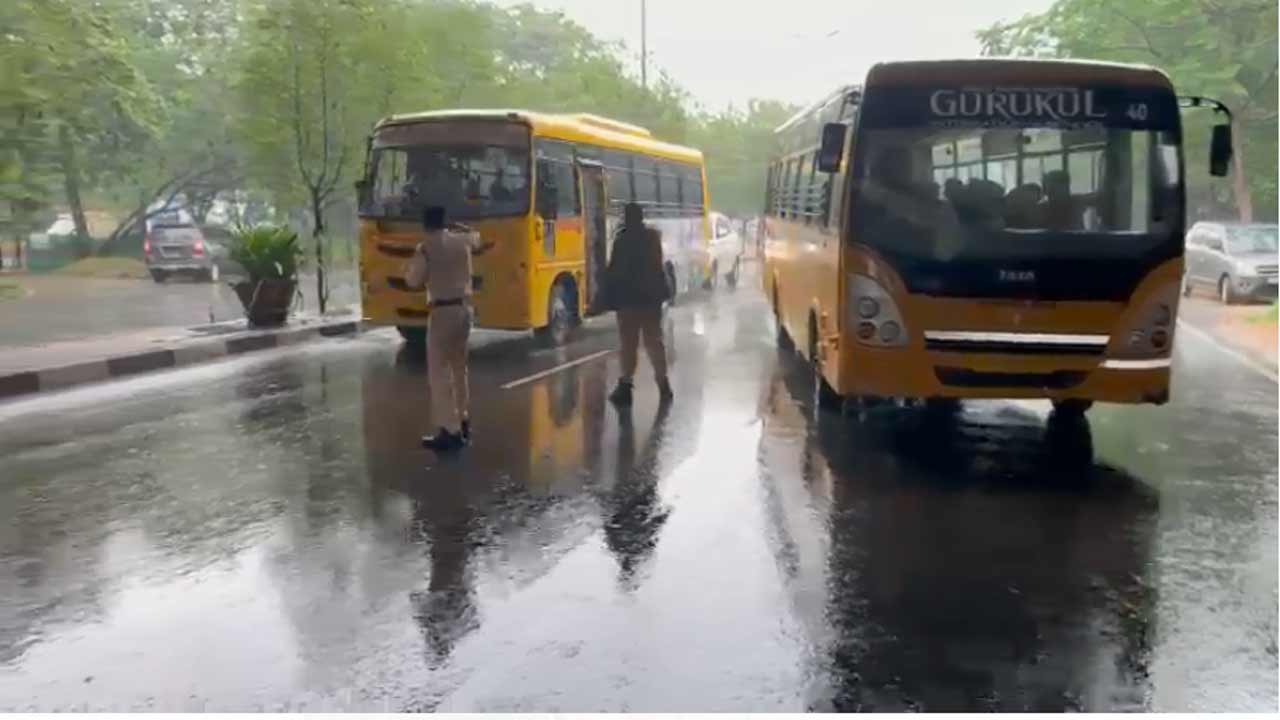 నేటి నుంచి స్కూల్స్‌ రీఓపెన్‌.. పాఠశాల బస్సులను ఆర్టీఏ అధికారుల కొరడా