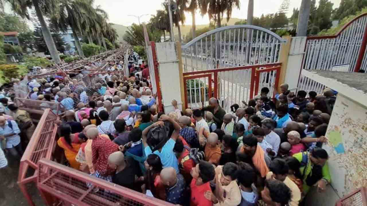 Tirumala | తిరుమలలో కొనసాగుతున్న భక్తులు రద్దీ.. శ్రీవారి దర్శనానికి 20 గంటలు