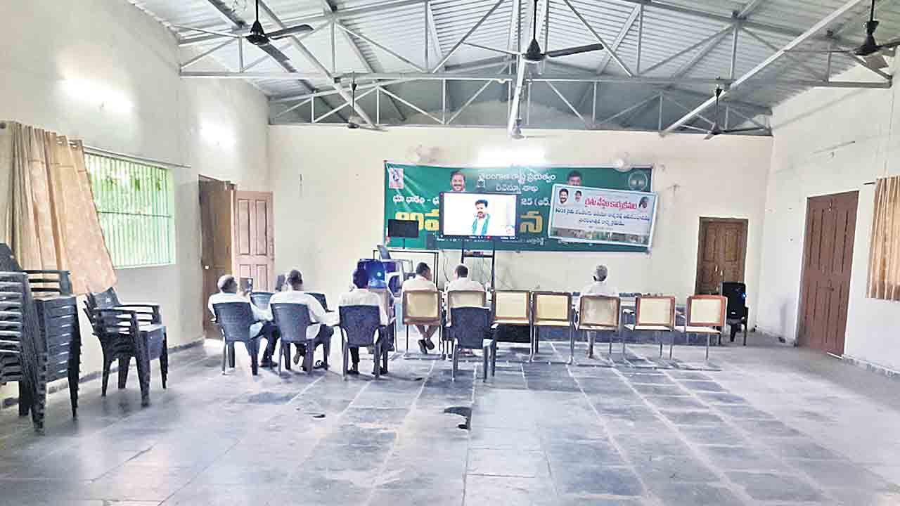 ఖాళీ కుర్చీలు.. కానరాని రైతులు