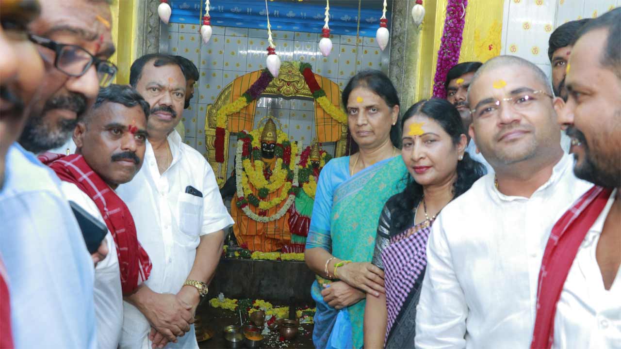 దేవాలయాల అభివృద్ధికి మాజీ ముఖ్యమంత్రి కేసీఆర్ పెద్దపీట వేశారు: సబితా ఇంద్రారెడ్డి