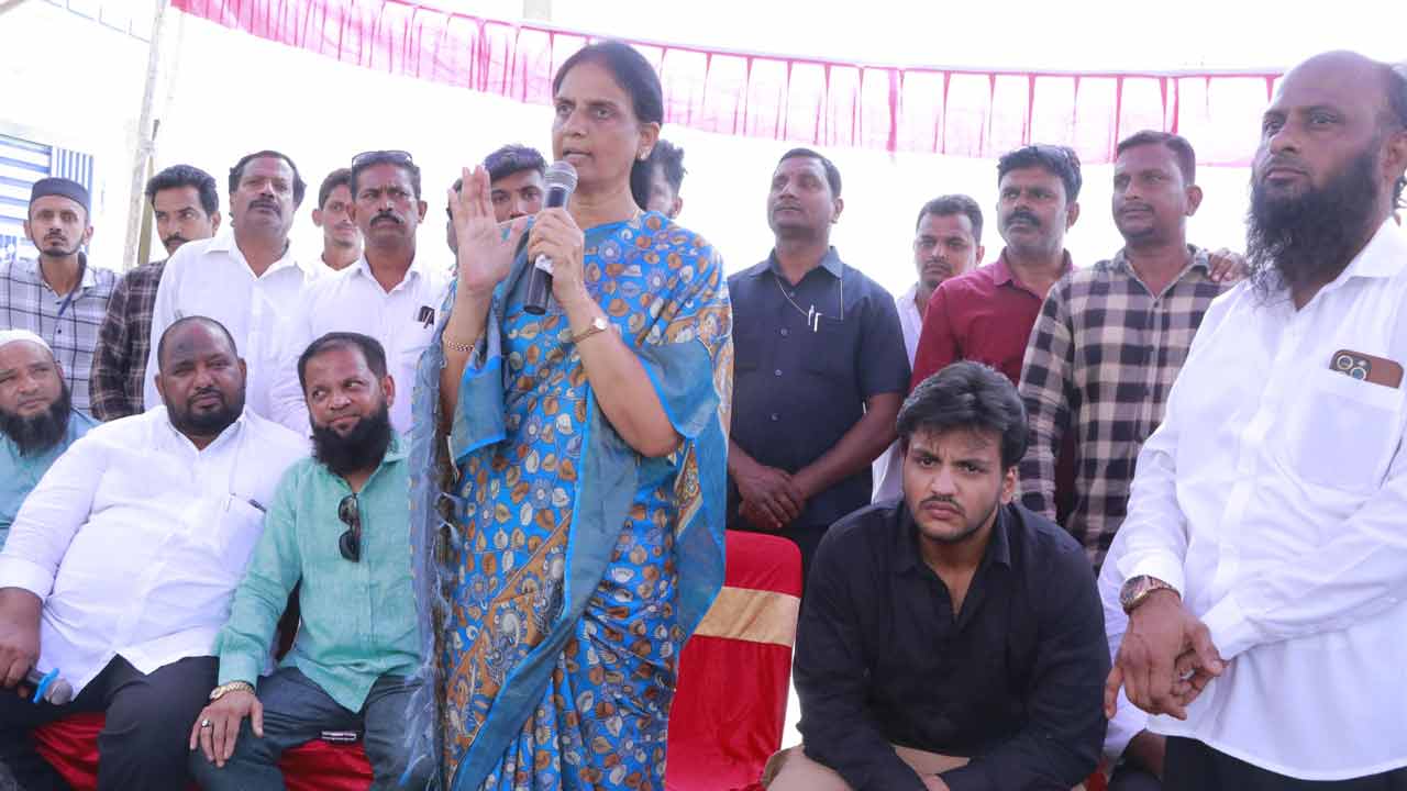 Sabitha Indra Reddy | హైడ్రా బాధితులకు భరోసా కల్పించిన మాజీ మంత్రి సబితా ఇంద్రారెడ్డి