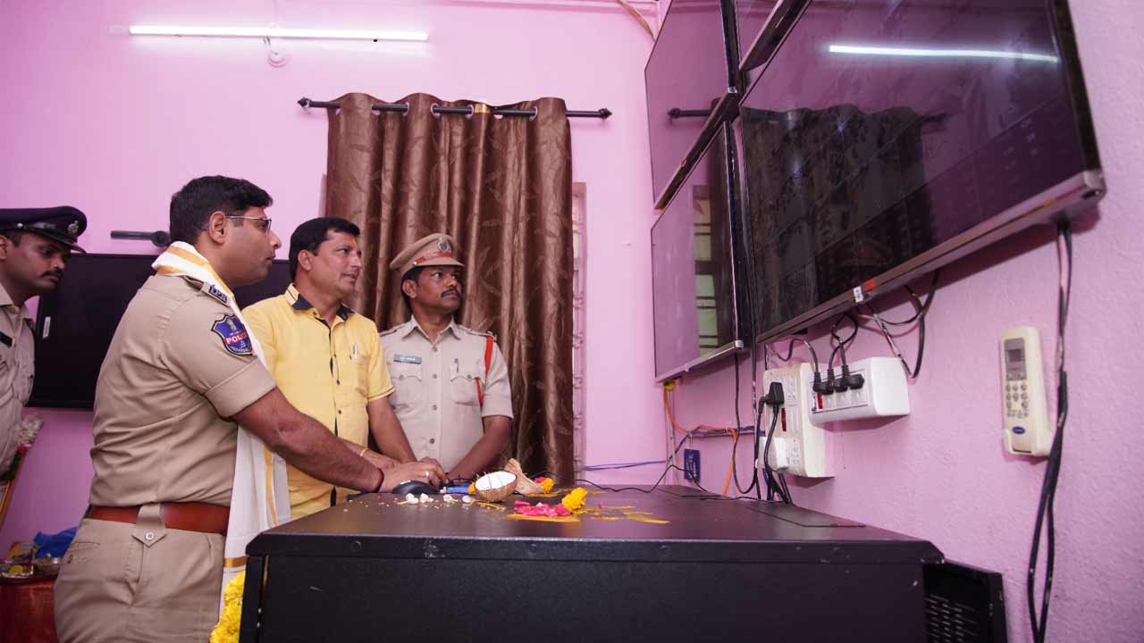 నేరాల నియంత్రణలో సీసీ కెమెరాలు దోహదపడుతున్నాయి : సంగారెడ్డి ఎస్పీ