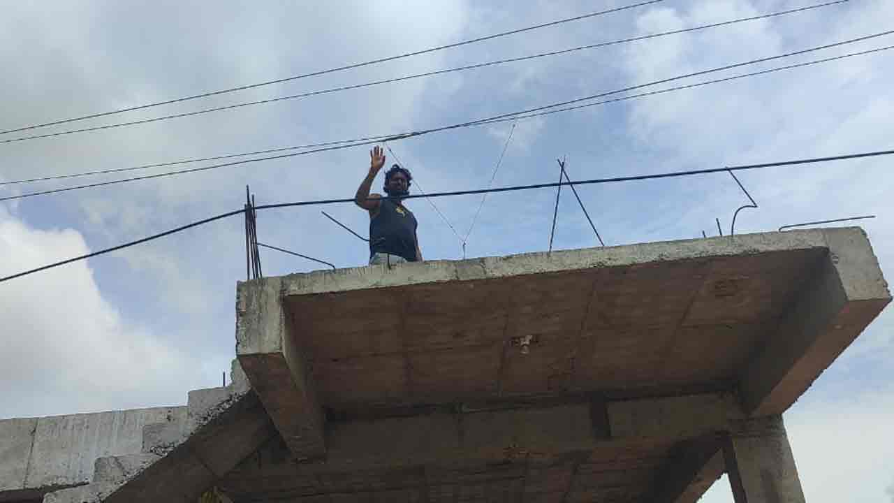 Santapur | సంతాపూర్‌లో ప్రమాదకరంగా విద్యుత్‌ స్తంభాలు, తీగలు