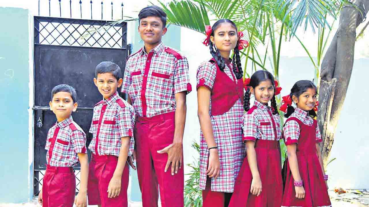 School Uniform | చండూర్‌ స్కూల్‌లో విద్యార్థులకు యూనిఫాం అందజేత