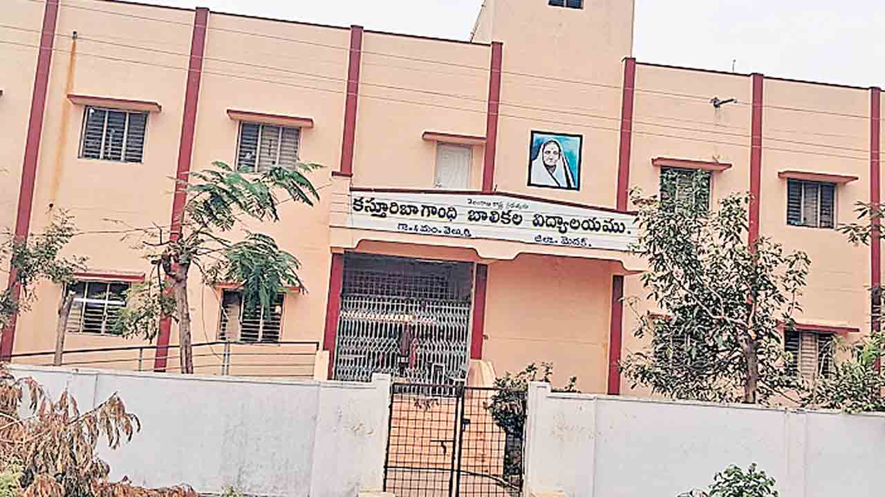 నిధులు మంజూరైనా జాడలేని పనులు