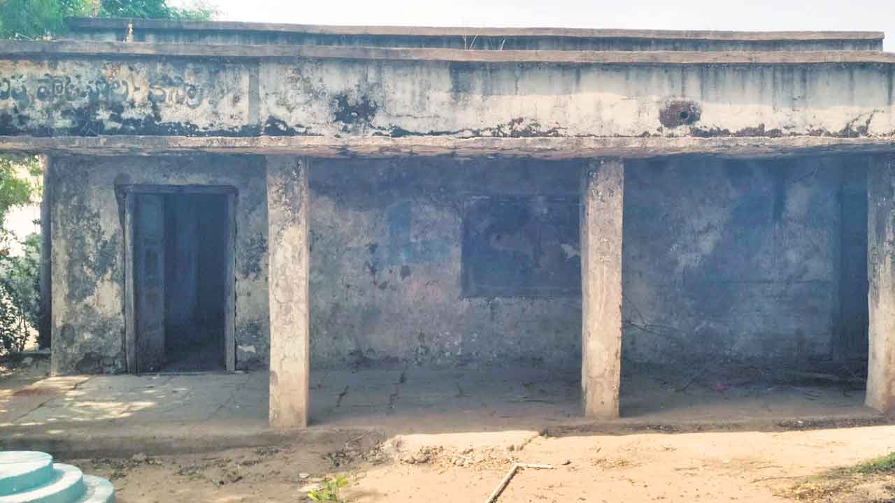 అధికారులూ.. కూలుతాయ్‌..