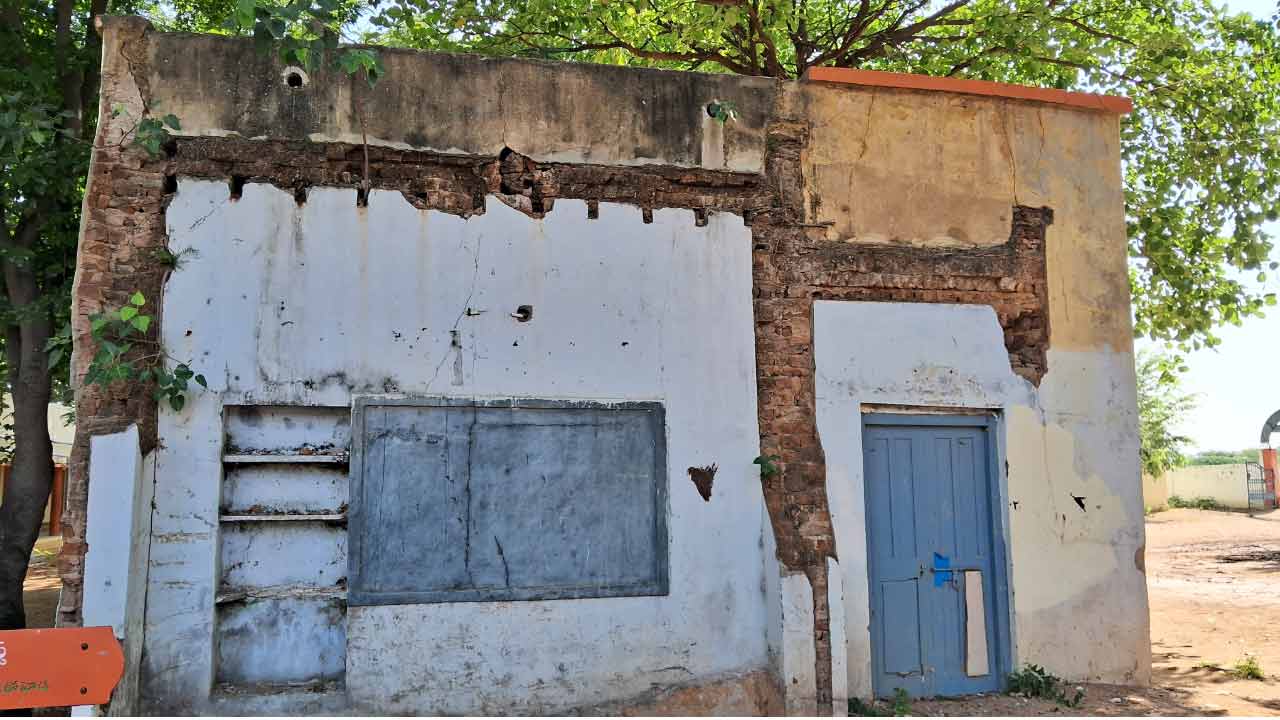 Govt Schools | సర్కారు బడులలో స్వాగతం పలుకుతున్న సమస్యలు..! విద్యార్ధులు చేరేదేలా..?