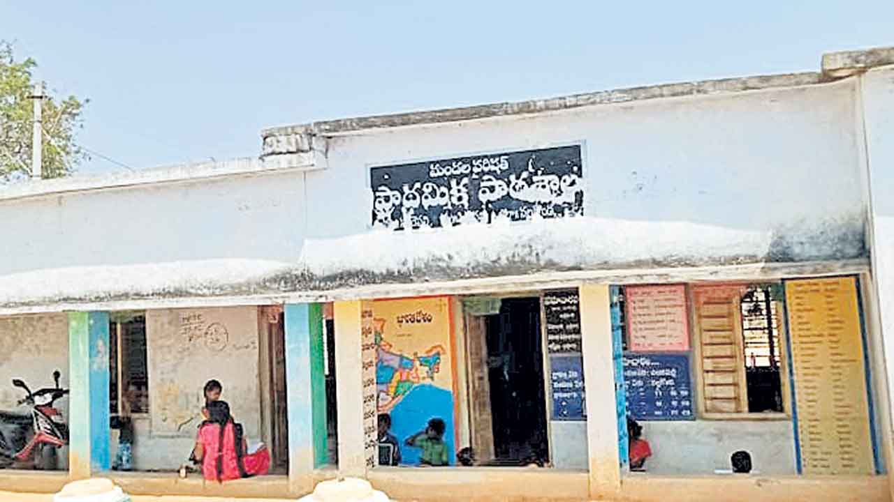 ఉపాధ్యాయుల సర్దుబాటుపై రచ్చ