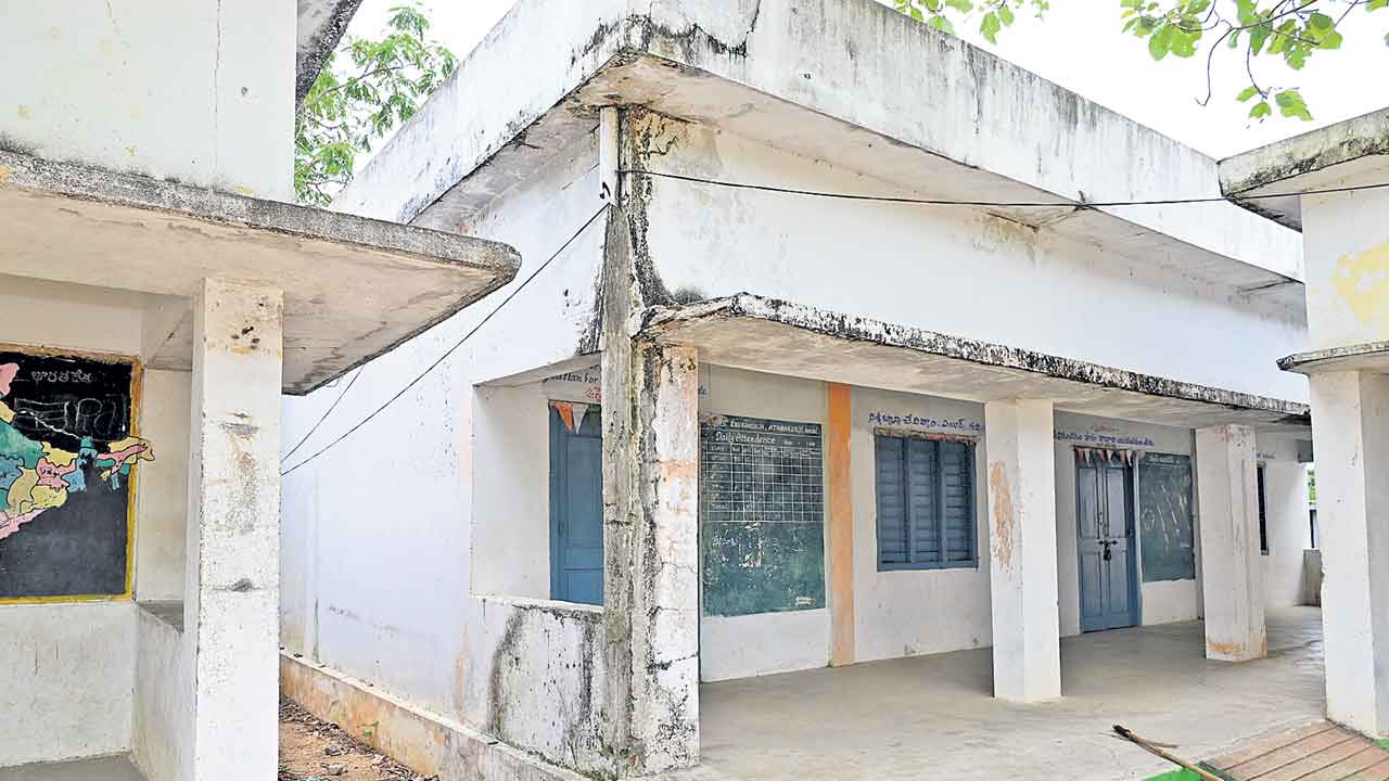 Schools Reopen | సమస్యల సుడిగుండంలో సర్కారు బడులు.. నేటి నుంచే స్కూల్స్‌ రీఓపెన్‌!