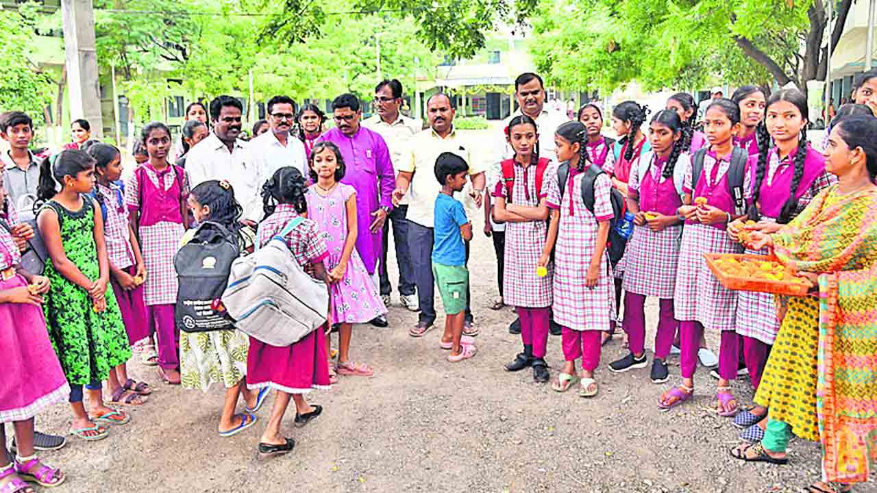 మోగిన బడిగంట..