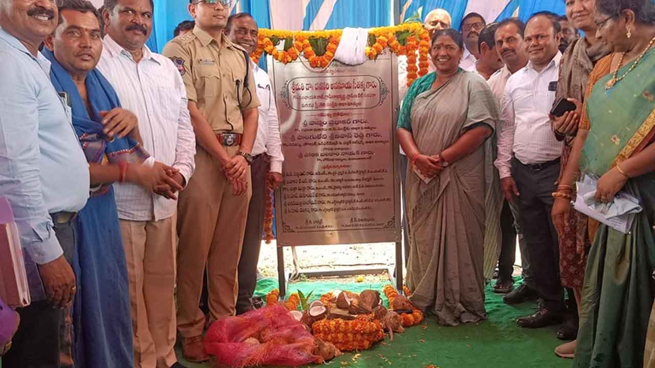 Minister Seethakka | బస్సు డిపో పనులకు శంకుస్థాపన చేసిన మంత్రి సీతక్క