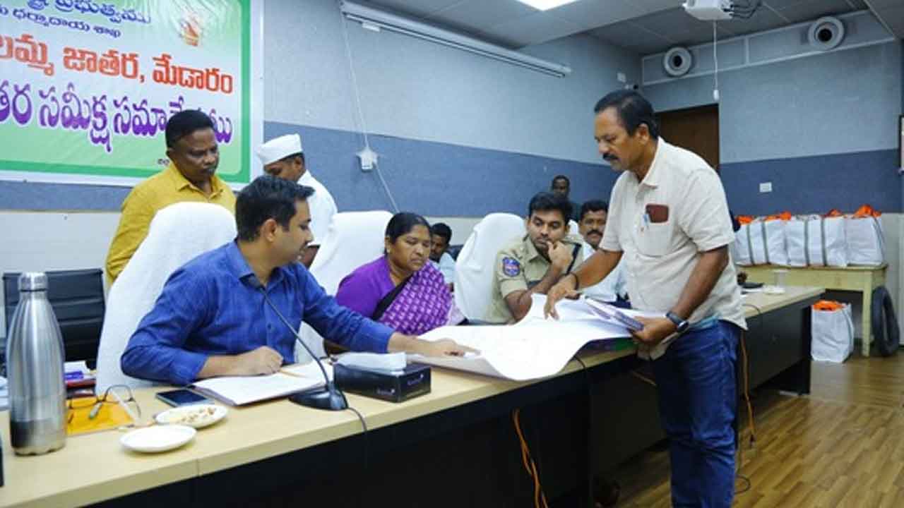 ముందస్తు ప్రణాళికతో మేడారం పనులు చేపట్టాలి: మంత్రి సీతక్క