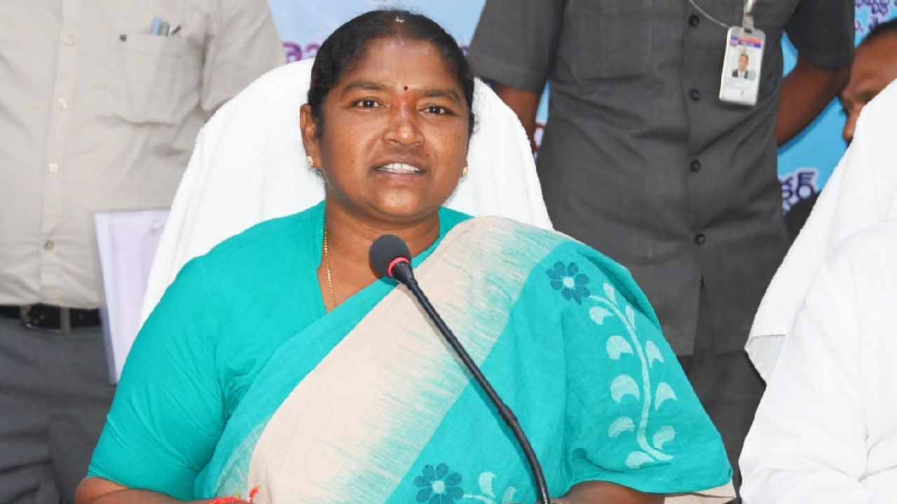 Minister Seethakka | మీనాక్షి నటరాజన్‌తో సీతక్క భేటీ