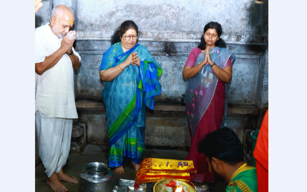 Nalgonda : పాన‌గ‌ల్ ఛాయా సోమేశ్వరాలయంలో శైలజా రామయ్యర్ పూజ‌లు