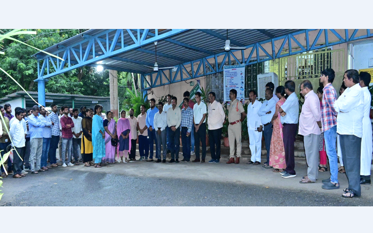 Ramavaram : సెక్యూరిటీ ఆఫీస‌ర్ శ్రీ‌నివాస్ మ‌ర‌ణం తీర‌ని లోటు : ఏరియా జీఎం శాలెం రాజు