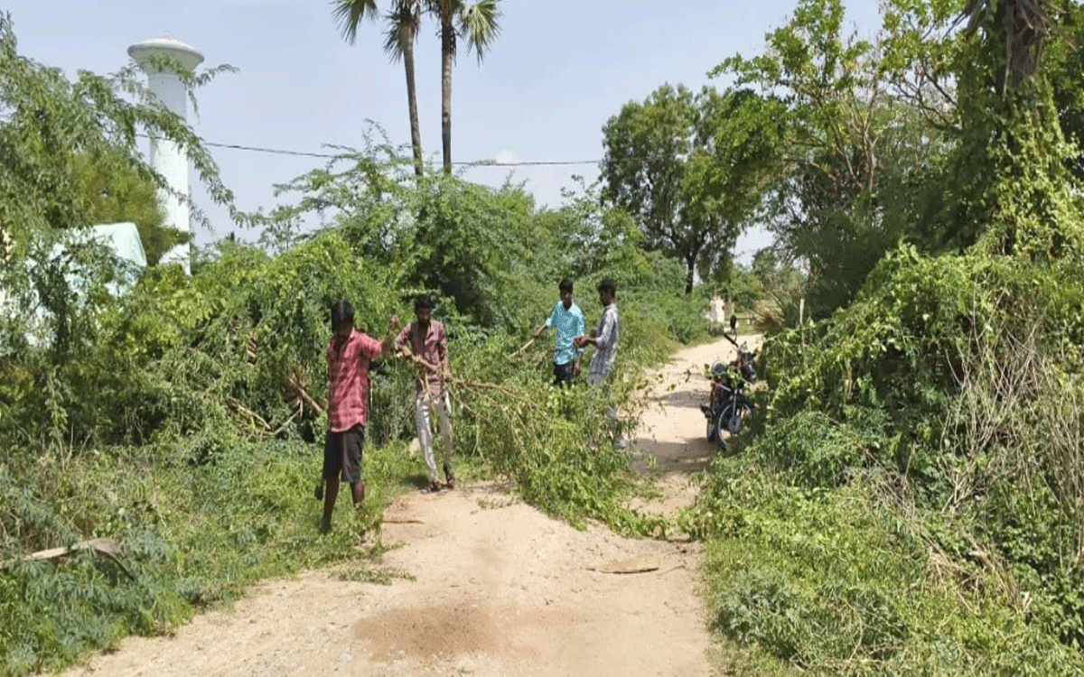 Shaligouraram : తిరుమలరాయినిగూడెంలో యువ‌కుల శ్ర‌మ‌దానం