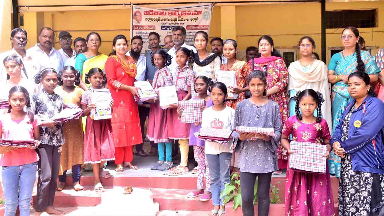 shanthi srinivas reddy | పేదల చదువులకు అండగా ఉంటాం : కార్పొరేటర్ శాంతి శ్రీనివాస్ రెడ్డి