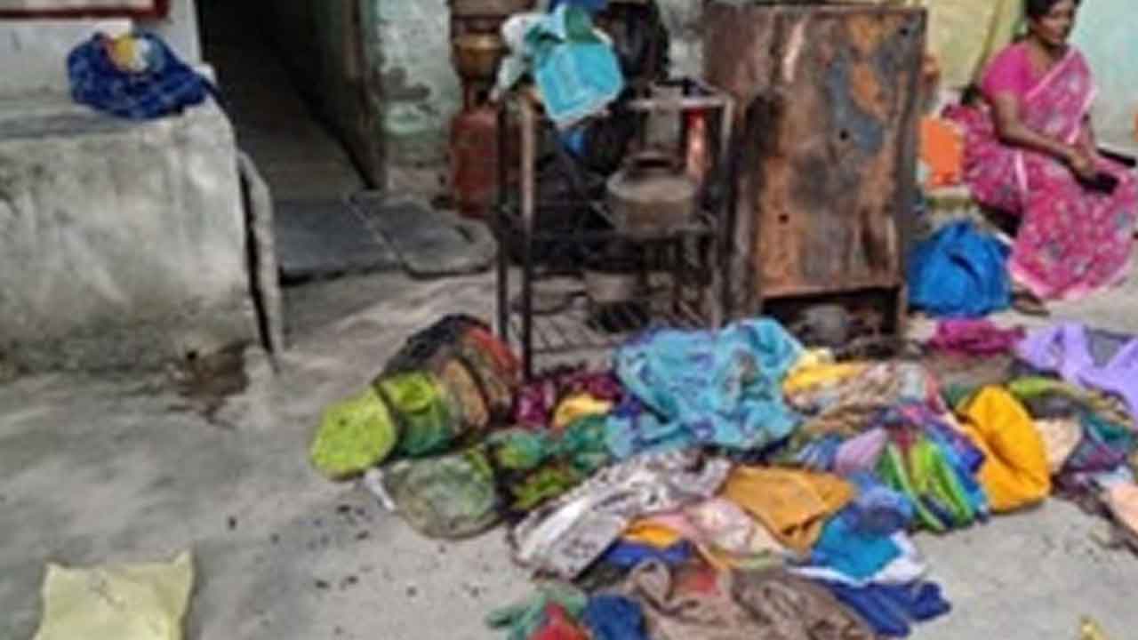 Short circuit | షార్ట్ సర్క్యూట్‌తో ఇల్లు దగ్ధం.. కాలి బూడిదైన వస్తువులు