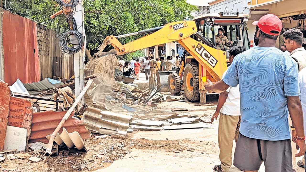 పేదలను రోడ్డున పడేశారు..