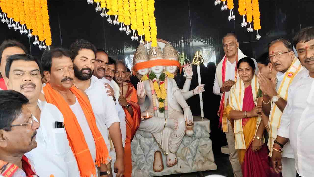 shri guru peetham | గూడూరు శ్రీ గురు పీఠంలో విగ్రహాల ప్రతిష్ట మహోత్సవం.. హాజరైన మాజీ మంత్రి హరీశ్ రావు