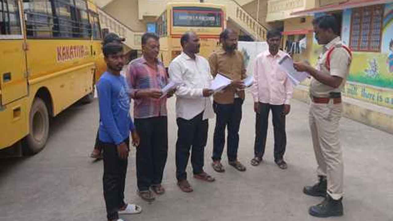 School buses | స్కూల్ బస్సులను తనిఖీ చేసిన ఎస్‌ఐ తహసినొద్దిన్